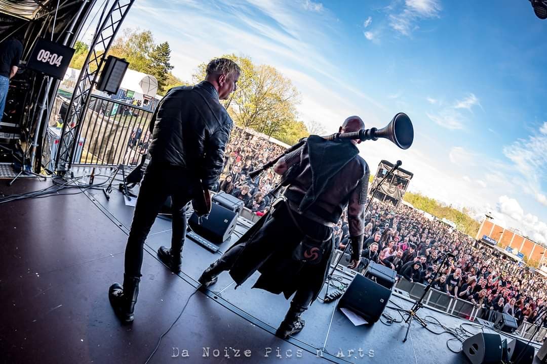 Festivalbühne mit Publikum