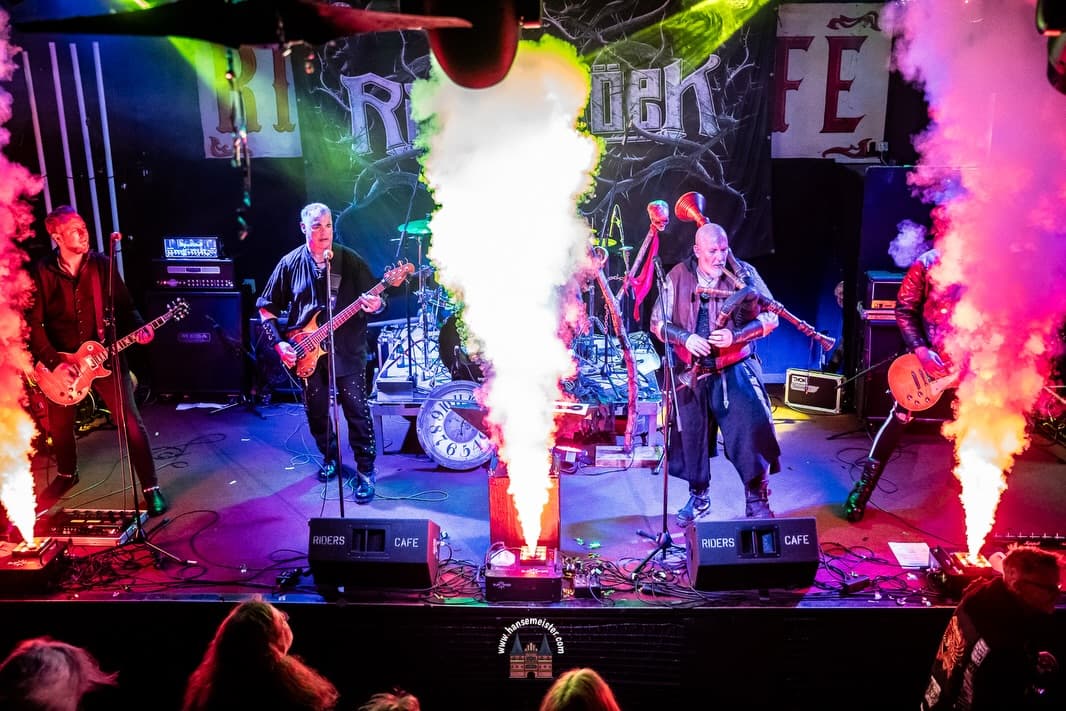 Ragnaröek live mit Rauchsäulen auf der Bühne